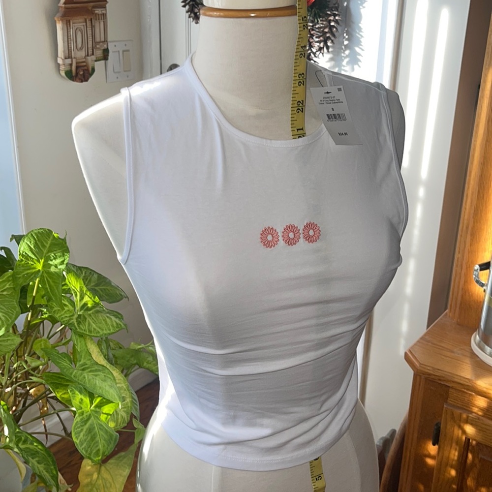 90s Crop Graphic Tank Embroidered flowers